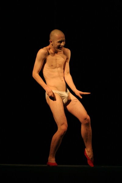 Група Перформативна "Тіло. Рух. Місто" (Рацібож, Польща). Вистава "Божевільна" Техніка буто. "Драбин